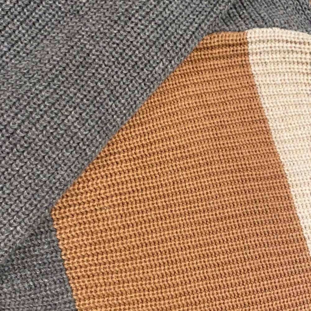 Hollister sweater - Picture 2 of 4